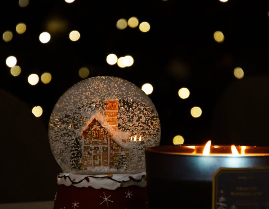 Як зігрітися без світла — затишний дім зі свічкою взимку