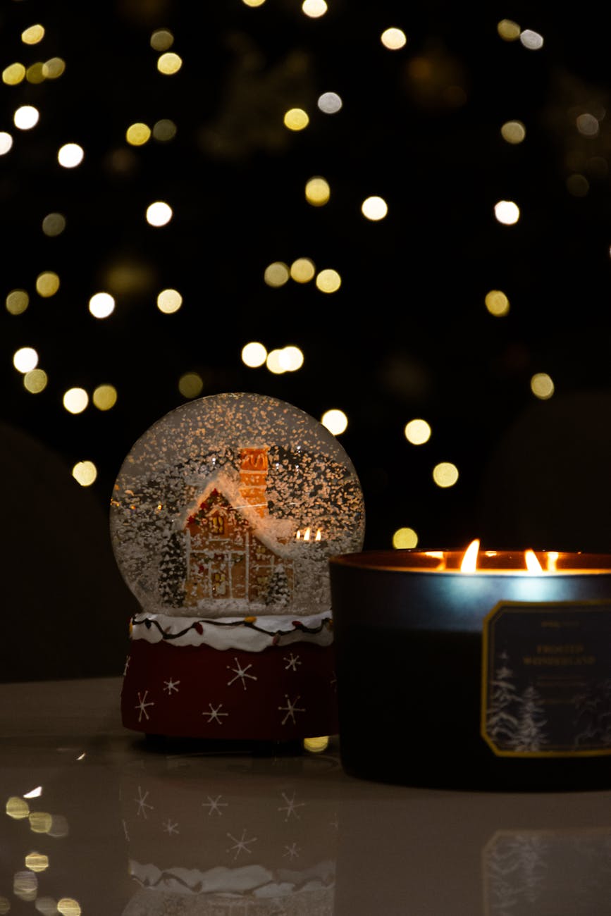 Уютный зимний вечер со свечами и тёплым одеялом