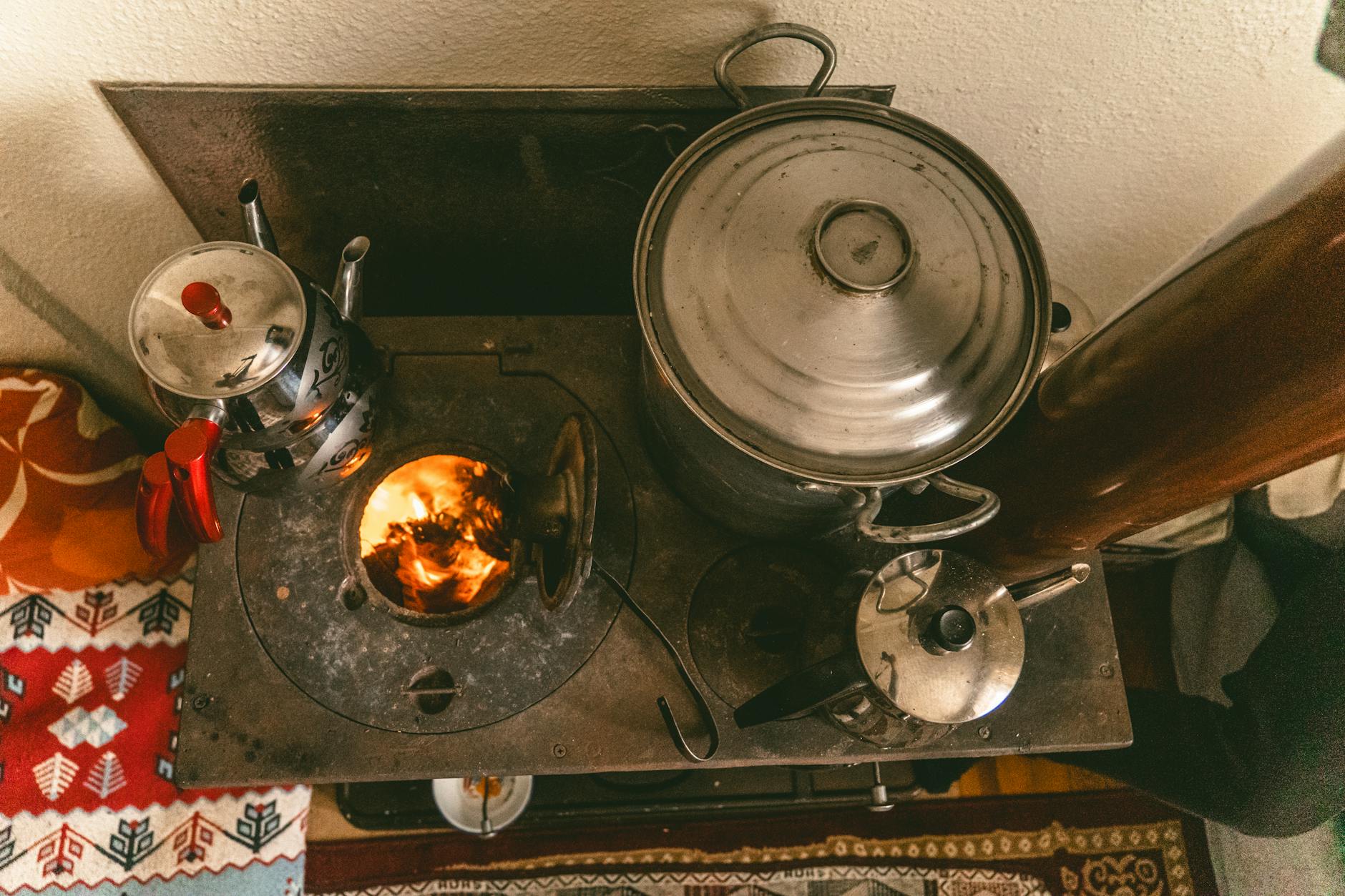 Дровяная печь для альтернативного обогрева без электричества