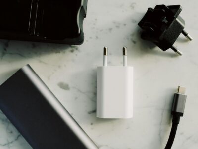 Зарядна станція для квартири з адаптерами та кабелями