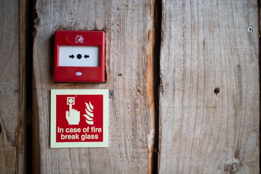 Кнопка аварийного вызова в лифте