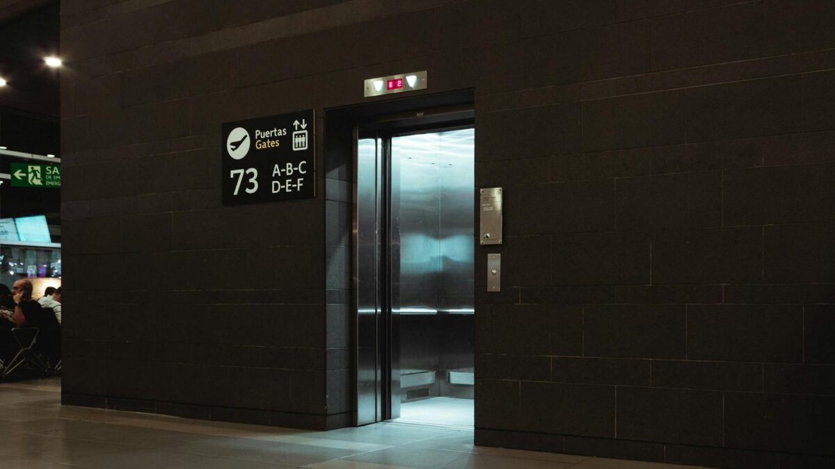 Как открыть лифт без света — двери лифта в многоэтажном доме